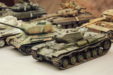Oyuncak minyatür Sovyet tankları modeli. Çeşitli Askeri Tank panzer modelleri masada kamuflaj