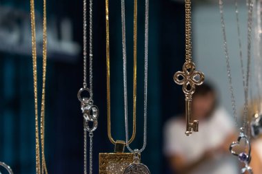 Şık güzel Bijuteri aksesuar mağazası tribünde asılı. Çeşitli takı Bijuteri Haritayı perakende dükkanı pencere ekran vitrin