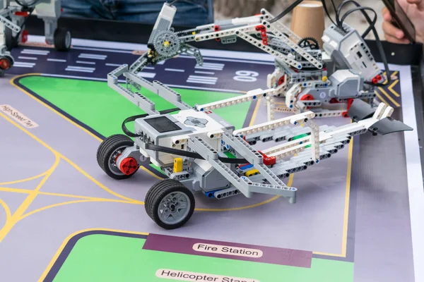 Chłopców Dziewcząt Konstrukcji Programowania Kodu Robota Lego Mindstorms Ev3 Robotyka — Zdjęcie stockowe