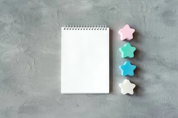 Cuaderno Abierto Papel Blanco Sobre Fondo Hormigón Gris Con Estrellas —  Fotos de Stock