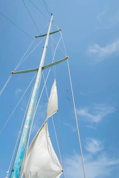 Vela Blanca Velero Contra Cielo Velas Yate Vela Río Viento —  Fotos de Stock