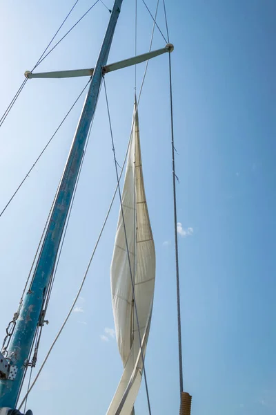 Vela Blanca Velero Contra Cielo Velas Yate Vela Río Viento —  Fotos de Stock