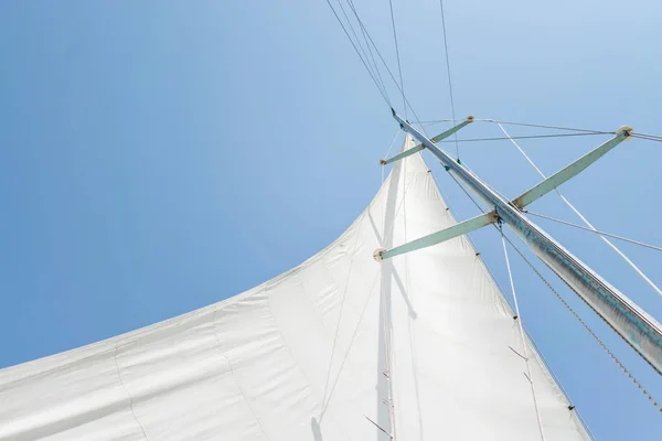 Witte Zeil Van Een Zeilboot Tegen Hemel Zeilen Van Rivier — Stockfoto