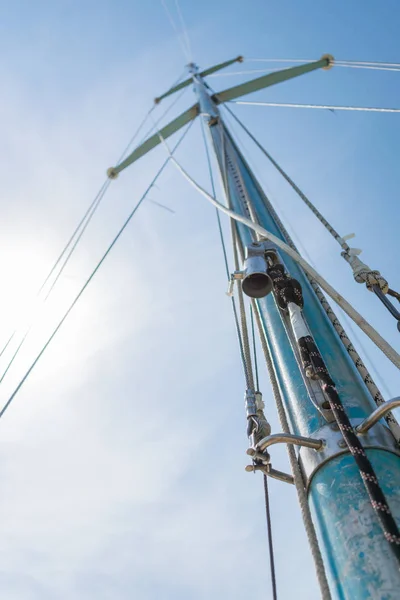 Vela Blanca Velero Contra Cielo Velas Yate Vela Río Viento —  Fotos de Stock