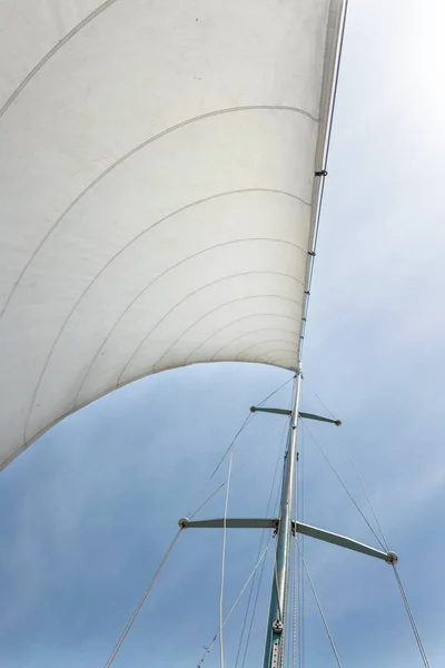 Vela Blanca Velero Contra Cielo Velas Yate Vela Río Viento —  Fotos de Stock