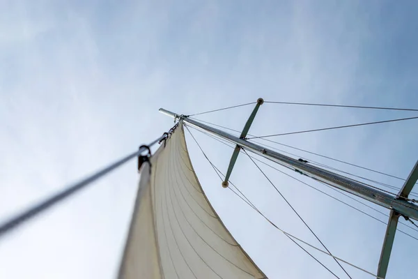 Vela Blanca Velero Contra Cielo Velas Yate Vela Río Viento —  Fotos de Stock