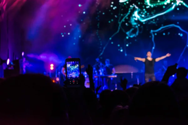 Толпа Концерте Люди Силуэты Подсветке Ярко Синих Фиолетовых Огней Сцены — стоковое фото