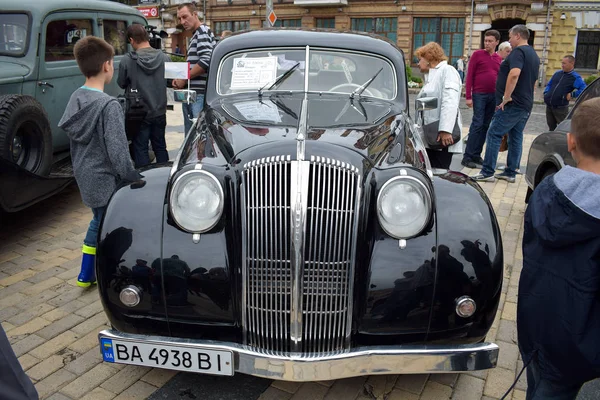 经典汽车复古汽车1938年欧宝海军上将在黑色的正面视图 豪华车欧宝海军上将 旧车事件 — 图库照片