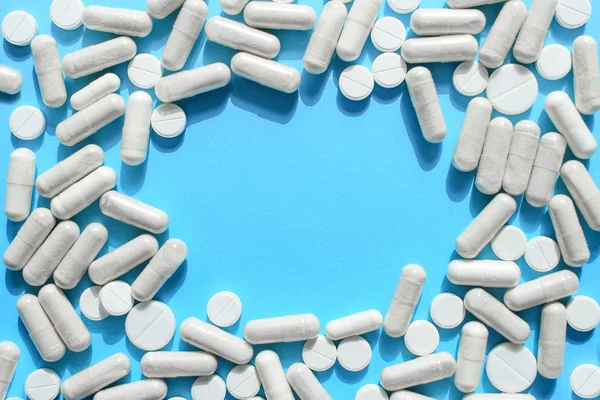 Wit Pillen Tabletten Capsules Frame Een Blauwe Achtergrond Met Kopie — Stockfoto