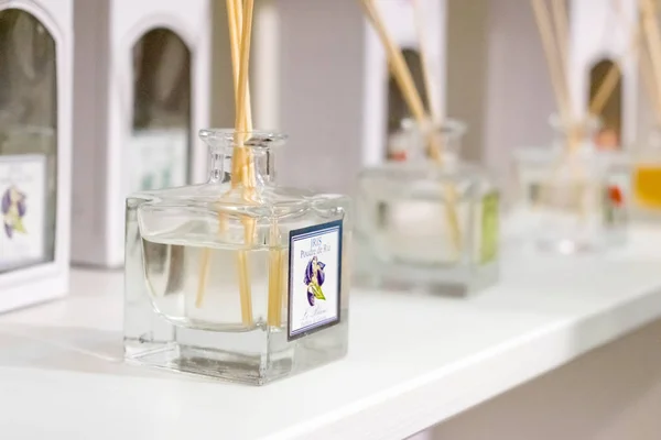 家居香精产品 家居香水 在架子上的香水瓶里有花香的芳香棒 客房空气清新剂 — 图库照片