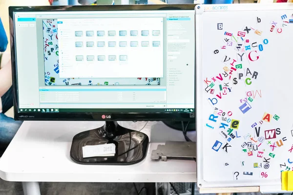 Zatrzymać Proces Animacji Ruchu Magnetycznych Liter Alfabet Papieru Pokładzie Monitor — Zdjęcie stockowe