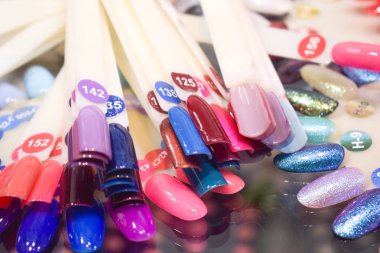 Farklı renkli çivi manikür palet arka plan Lehçe. Tırnak vernik örnekleri. Yanlış görüntü Nail Sanat Fan tekerlek Lehçe uygulama kurulu. Kaymak tasarımları, ipucu sopa, Nail Art