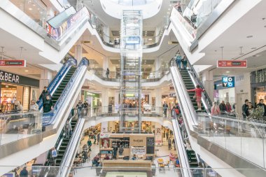 Alışveriş Merkezi Lubava. Modern alışveriş merkezi iç mağazalar, Asansör ve yürüyen merdivenler ile. Alışveriş merkezinde alışveriş