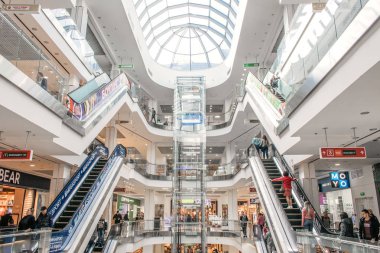 Alışveriş Merkezi Lubava. Modern alışveriş merkezi iç mağazalar, Asansör ve yürüyen merdivenler ile. Alışveriş merkezinde alışveriş