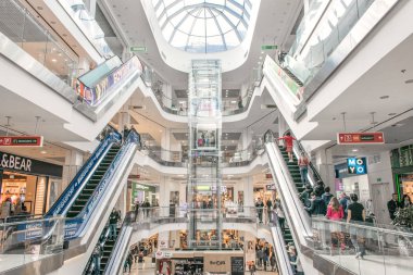 Alışveriş Merkezi Lubava. Modern alışveriş merkezi iç mağazalar, Asansör ve yürüyen merdivenler ile. Alışveriş merkezinde alışveriş