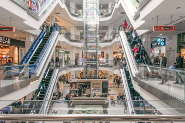 Alışveriş Merkezi Lubava. Modern alışveriş merkezi iç mağazalar, Asansör ve yürüyen merdivenler ile. Alışveriş merkezinde alışveriş