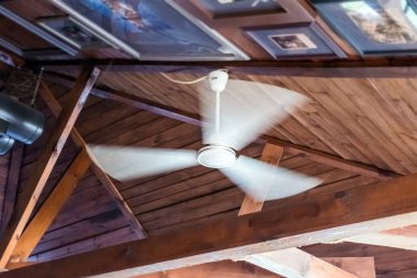 Yaz ve kış için vantilatör. Modern ev, kafeterya, kapalı oturma odasında tonozlu ahşap tavan fan tavan.