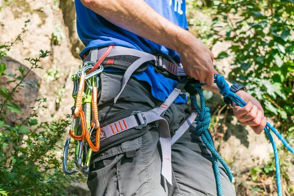 Close Alpinista Coxa Com Equipamento Cinto Fica Perto Rocha Dispositivo — Fotografia de Stock