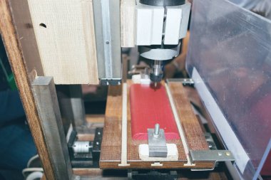 DIY Mini Cnc makine 3d oyma için. 3d kesme, işleme ve heykel işlemi. İşlenecek parçanın üzerinde 3D metin kesme