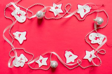 Noel kompozisyon, kırmızı arka plan karede mockup. Noel beyaz ve gümüş şerit, hediye kutusu, çelenk, kopya alanı ile oyuncaklar sınır. Düz yatıyordu, en iyi görünümü