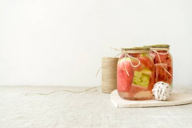 Korunmuş vejetaryen gıda kavramı fermente. karpuz dilim beyaz rustik mutfak masasında kavanozların içinde. Konserve gıda kavramı. Sağlıklı Gut