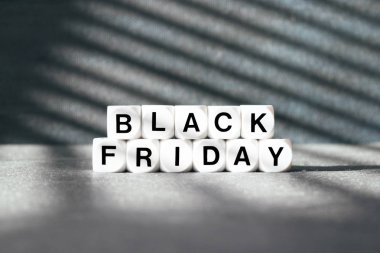 Güneş ışığı çizgileri ile koyu arka plan üzerinde metin kelime 