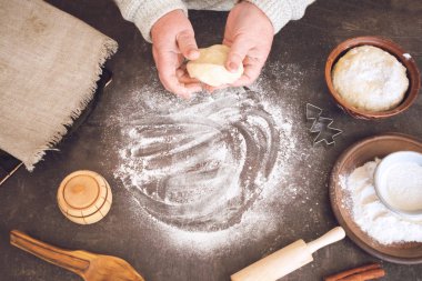 Noel kurabiye yapma işlemi. Olgun kadın, büyükanne el hamur yapma. Pasta pişirme için malzemeler: un, hamur işi, çanak çömlek, mutfak gereçleri, köknar ağacı kurabiye şekil koyu arka plan üzerinde.