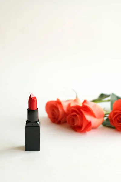 Güzellik Kozmetik Beyaz Arka Plan Ile Kırmızı Ruj Gül Dekoratif — Stok fotoğraf