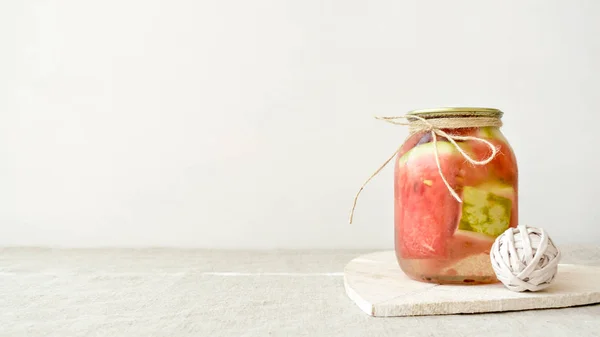 发酵保存素食的概念 在白色乡村厨房桌子上的玻璃瓶里的西瓜片 罐头食品的概念 健康肠胃 — 图库照片