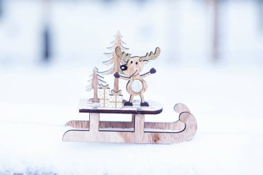 Noel kış tatil Festival arka plan. Beyaz kar ve yeşil Noel ağaçları açık kızak, kırmızı hediye kutuları üzerinde ahşap şirin Ren geyiği. Noel kompozisyon dekorasyon, Xmas hediye kavramı