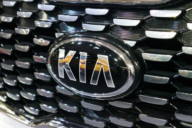 Kia logo kadar kapatın. Otomobil Fuarı, otomobil Salon, seçici odak yeni Kia Sorento araba detayları