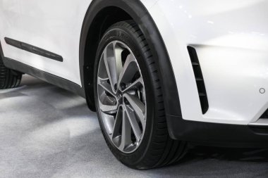 Jant logosuna Kia kapatın. Otomobil Fuarı, otomobil Salon, seçici odak yeni Kia Sorento araba detayları
