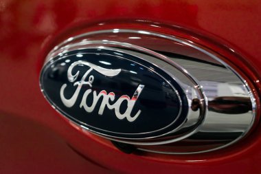 Ford motor Show'da otomobil Salon yeni kırmızı araba logosuna kadar kapatın. Ford şirket logosu, seçici odak