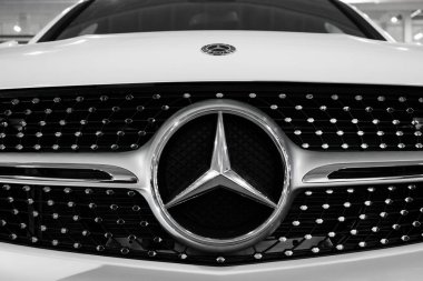 Mercedes Benz logosu kapatmak ve radyatör ızgarası, yeni araba, Otomobil Fuarı, otomobil Salon, seçici odak üzerinde rozet