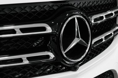  Mercedes Benz logosu kapatmak ve radyatör ızgarası, yeni araba, Otomobil Fuarı, otomobil Salon, seçici odak üzerinde rozet