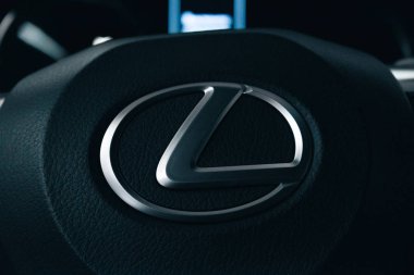 Lexus metac logo closeup Lexus araba motor Show'da otomobil Salon kapatın. Lexus yeni lüks araba, seçici odak