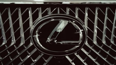 Lexus metac logo closeup Lexus araba motor Show'da otomobil Salon kapatın. Lexus yeni lüks araba, seçici odak