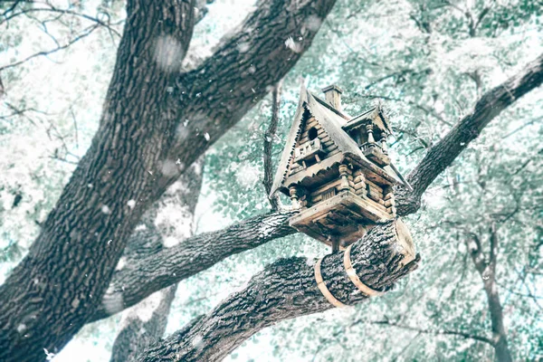 Krmítko Ptačí Budku Zimě Vyřezávaný Dřevěný Rustikální Treehouse Zimě Sněhu — Stock fotografie