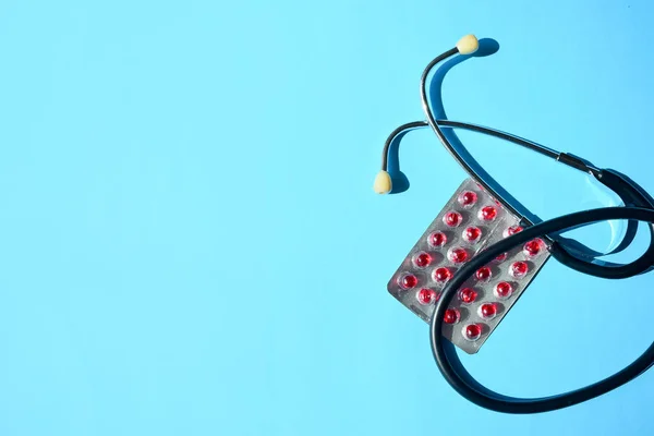 Makieta Medyczny Stetoskop Czerwone Pigułki Leki Niebieskim Tle Lekarz Miejsce — Zdjęcie stockowe