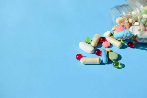 Eladási Tabletták Különböző Pirulák Kék Háttér Multi Színes Gyógyszerek Tabletta — Stock Fotó