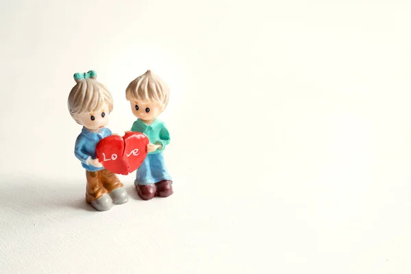 Dos Figuras Niño Niña Con Las Mitades Corazón Rojo Las — Foto de Stock