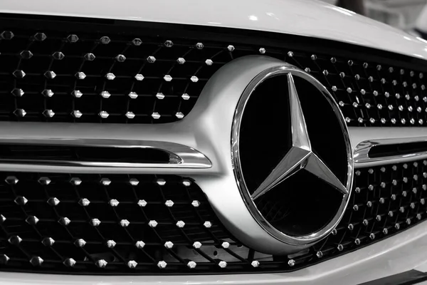 Cierre Logotipo Insignia Mercedes Benz Parrilla Del Radiador Coche Nuevo — Foto de Stock