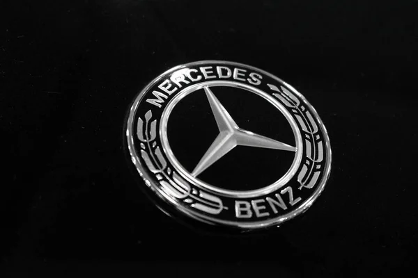 Primer Plano Logotipo Mercedes Benz Insignia Coche Nuevo Negro Salón — Foto de Stock