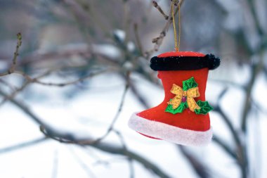 Bir kırmızı dekoratif Noel üstünde çizme şube kar beyaz arka plan ile. Noel tatil arka plan ile Santa çizme, kopya alanı