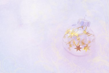 Noel sihirli top, Noel, sihirli bir atmosfer bekliyor. Şeffaf cam Noel top şenlikli bokeh kış arka planda altın yıldız.