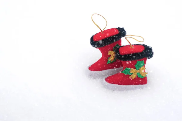Dos Botas Navidad Decorativas Rojas Sobre Fondo Blanco Nieve Fondo — Foto de Stock