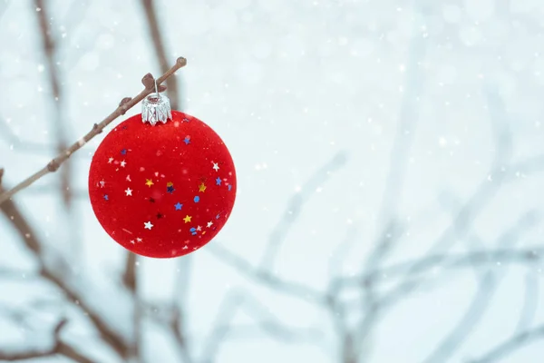 Ornamento Bola Árvore Natal Veludo Vermelho Com Estrelas Fundo Neve — Fotografia de Stock
