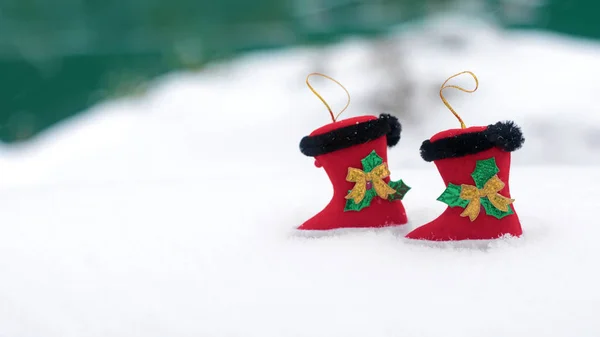 Dos Botas Navidad Decorativas Rojas Sobre Fondo Blanco Nieve Fondo — Foto de Stock