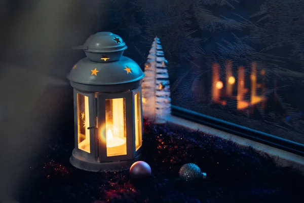 冬天的平安夜 冰封的窗户 圣诞装饰 夜幕降临时 窗前点着蜡烛 花纹结冰的灯笼 — 图库照片