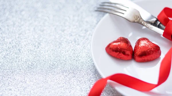 Valentine Day Uroczysty Ustawienie Stołu Dwóch Czerwonych Cukierek Kształt Serca — Zdjęcie stockowe